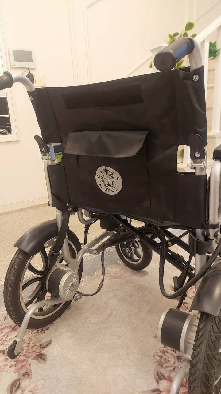 إذا تدورون على كرسي يجمع بين المتانة والشياكة، وما يتعبكم بالاستخدام اليومي، فهذا الكرسي إلكم. كرسي متحرك كهربائي من ماركة MK المعروفة، يعني جودة وأداء ما يغدر بيكم.
ليش هذا الكرسي يسوى؟
شغل ثكيل ومعدن صلب: الكرسي عليه شعار الأسد، وهذا معناه الهيكل مالته يتحمل أوزان وطرق صعبة وما يستهلك بسرعة.
سيطرة "بلمسة إصبع": بي جويستيك (يد تحكم) جداً حساسة وسلسة، تخليكم تتحكمون بالحركة والدوران حتى بالأماكن الضيقة بدون أي مجهود.
كعدة مريحة مالت ملوك: المساند والكرسي مبطنين بطريقة تريح الظهر والإيدين، حتى لو تظلون كاعدين عليه ساعات ما تحسون بتعب.
تصميم فخم: لونه أسود ملكي وي الفضي، شكله يملي العين ومرتب جداً.
بطارية ومحرك يعتمد عليهم: مصمم حتى يمشيكم مسافات ويخدمكم بدون ما يقطع بيكم بنص الطريق.
الحالة: الكرسي نظيف جداً، يعتبر "أخو الجديد" مستخدم كم مرة فقط، وشغله مية مية. البيع لغرض الانشغال وعدم التفرغ.
السعر: السعر مناسب جداً مقارنة بالماركة والنظافة، ومستحيل ينلكي بهيج سعر ونفس الجودة.
للاستفسار وتفاصيل أكثر:
راسلونا خاص أو اتصلوا على الرقم: ***********
المكان: بغداد
