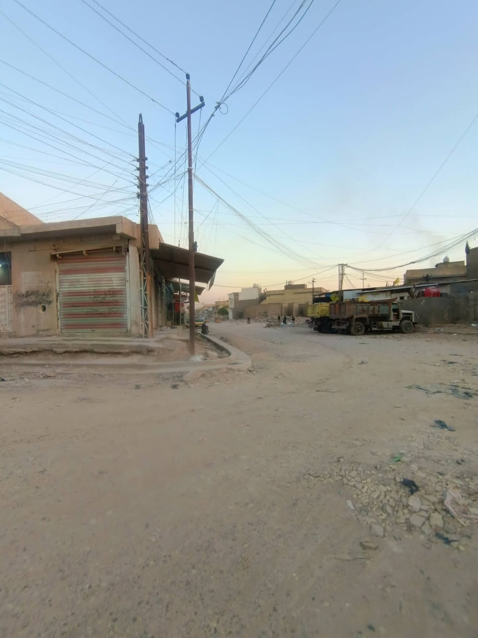 سلام عليكم توفر عندي بيت للبيع زراعي بالضباط الثانيه مساحه 100متر جبها 5نزال 20طابقين البيت هيكل بصف ركن عل شارع 30وشارع 15 موقع البيت البلديات الضباط ثانيه قرب شهداء ثالثه خلف محطه صفراء منطقة كامله كل خدمات ماعده تبليط قريب جدا الاستفسار اكثر ***********سعر خاص رد واتساب ماسنجر
