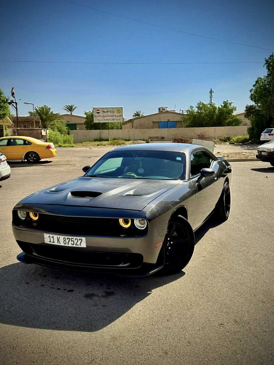 السلام عليكم اليدور جديد ونضيف جالنجر موديل 2023 sxt لاسكول
سيارة بلادية اني مستوردهة بعدهة ع وضع الشركة 

بيهة جاملغ وبنيد محدثة بدون دواخل اكرر بدون لا لغد ولا شاصي غاز التبريد الاصلي بعدة بيهة  صور الحادث خاص

مواصفاتهة هية لمعروفة كشن كهرباء تشغيل عن بعد 

سقف روز رايز  دشبول لد متغير 

ويل نجمة خسفة قوية اصلي 11انج وتاير 20 تايرات جدد 

رقمهة بغداد صارلهة 4شهر ونص من رقمتهة 

سيارة الف متصرف عليهة جاهزة من كلشي 

مكاني بغداد *********** ترهم مراوس هم
