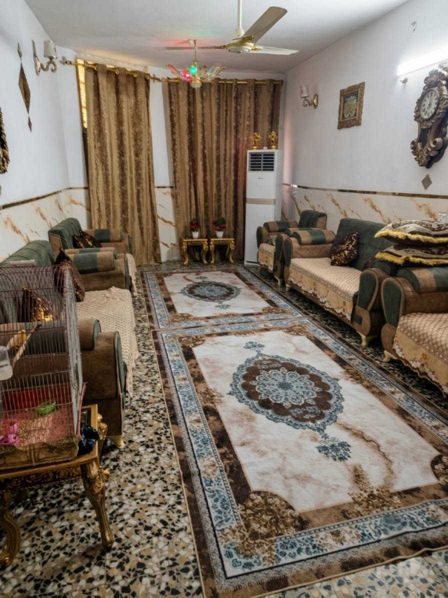 السلام عليكم ورحمة الله
وبركاته🏡 دار سكنية للبيع في منطقة البلديات – اليوان (المربع الذهبي)

تتكون الدار من:
✅ 3 غرف نوم
✅ صالة استقبال واسعة
✅ مطبخ
✅ 4 صحيات
✅ غرفة إضافية غير مبنية حالياً يمكن استغلالها مستقبلاً حسب الرغبة

📏 مساحة الدار: 140 متر مربع

موقع مميز وهادئ ضمن منطقة البلديات – اليوان (المربع الذهبي)، وقريب من الخدمات الأساسية.

📞 للاستفسار والمعاينة يرجى الاتصال على الرقم:
***********

نسأل الله التوفيق للجميع.
