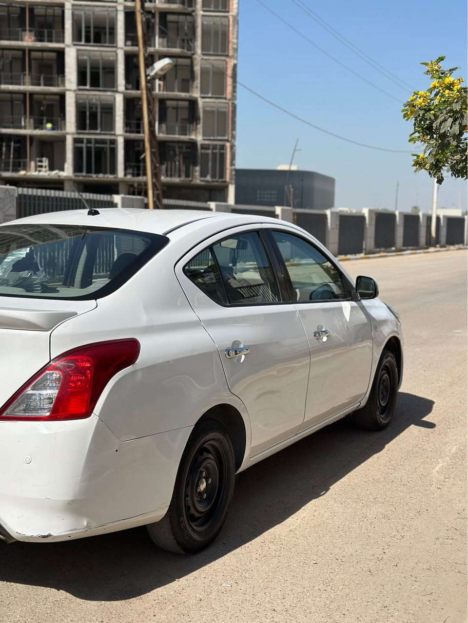 السلام عليكم 
نيسان سني 2020 هندي 
السياره جاهزه لاخير صدر 
وادامه محرك 
وأي نقص مبيه وبل شوفه 
بعد احله من الصور 
بدون تبديل بدون صبغ  
السعر 107 وبيه مجال حك الجيه فقط 
لا ستفسار *********** بغداد, العراق
