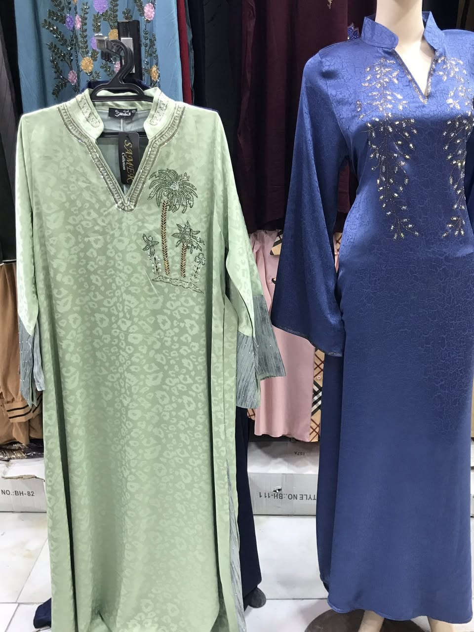 جديدنا اليوم.. دشاديش نسائية فخمة بتصاميم مميزة! 👗
​تميزي بنقشة "التايجر" الهادئة مع تطريز النخيل، أو اختاري الموديل المطرز بلمسات لامعة على الصدر.
​الألوان: (أزرق - كحلي - زيتوني - بيج).
​القماش: صيفي ناعم وبجودة عالية.
​القياسات: متوفرة قياسات خاصة.
​📍العنوان: المسيب السوق الكبير سوق محلات الذهب مقابل ابو فاطمة للفرفوري 
سارعي بالحجز فالكمية محدودة! 🛍️


**إذا كنت صاحب هذا الإعلان وتريد حذفه لأي سبب، رجاءا أرسل رسالة إلى الدعم الفني**