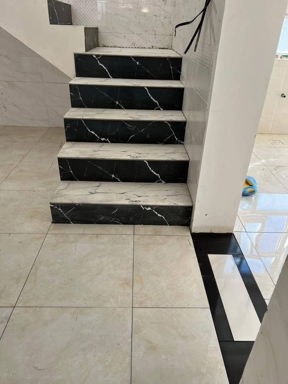 السلام عليكم خلفه سيراميك
اشتغل
1_جدران
2_الارضيه
3_درج
4_لزاره
5_الواح
شغل درجة ولى استلام مهندس
***********
