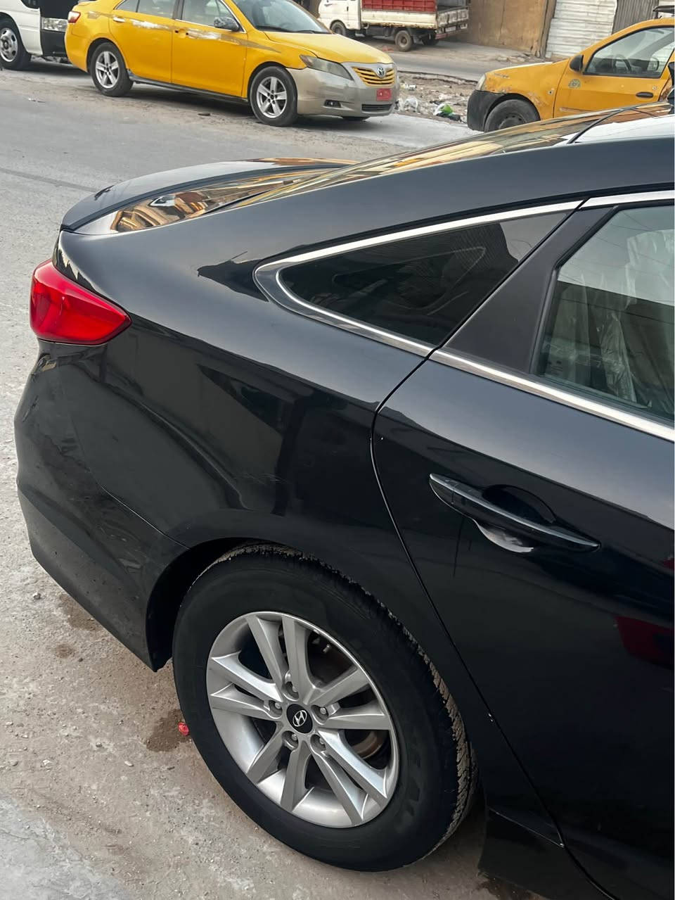 سلام عليكم سوناتا 2016 سياره نضيفه ماشيه 100  حادثه ربع لبنيد راجع نفسه 
ونص لباب لخلفي صبغ فقط سياره مناقصها شي مكينه 2400 GDi تخم تاير جديد 
 الاستفسار *********** بغداد, العراق
