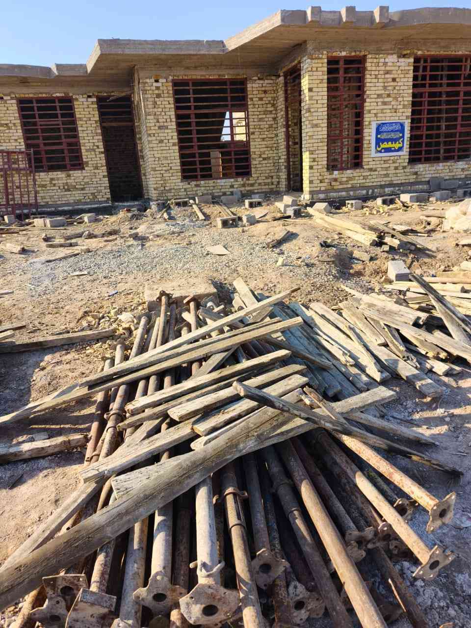 للبيع في ناحيه الدجيلي29
هيكل طابوگ السقف مصبوب
شبابيك تزكام 
بيبان حديد تزكام
جراجيب خشب
المساحه 300متر
غرفتين نوم 5/4
صاله7/4
مطبخ5/4
استقبال7/4
ترك
حديقه
كراج
بلوك سياج موجود 
*********** مكلف بل نشر
