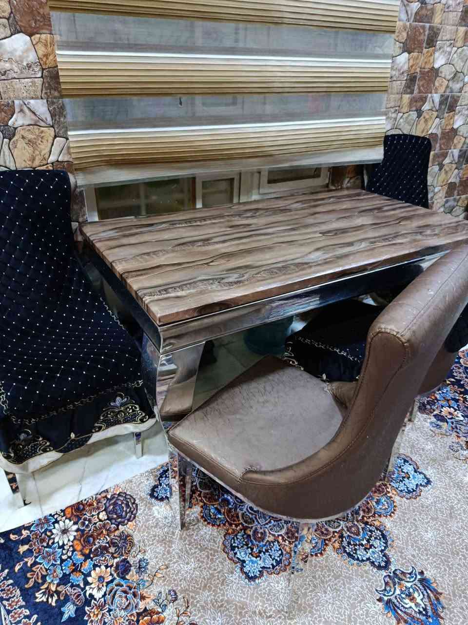 ميز طعام للبيع سعر ٢٥٠ جديد ونضيف ٦كراسي وبي مجال مكان شالجيه قرب سيطره شمعه صيدليه المسره  ***********
