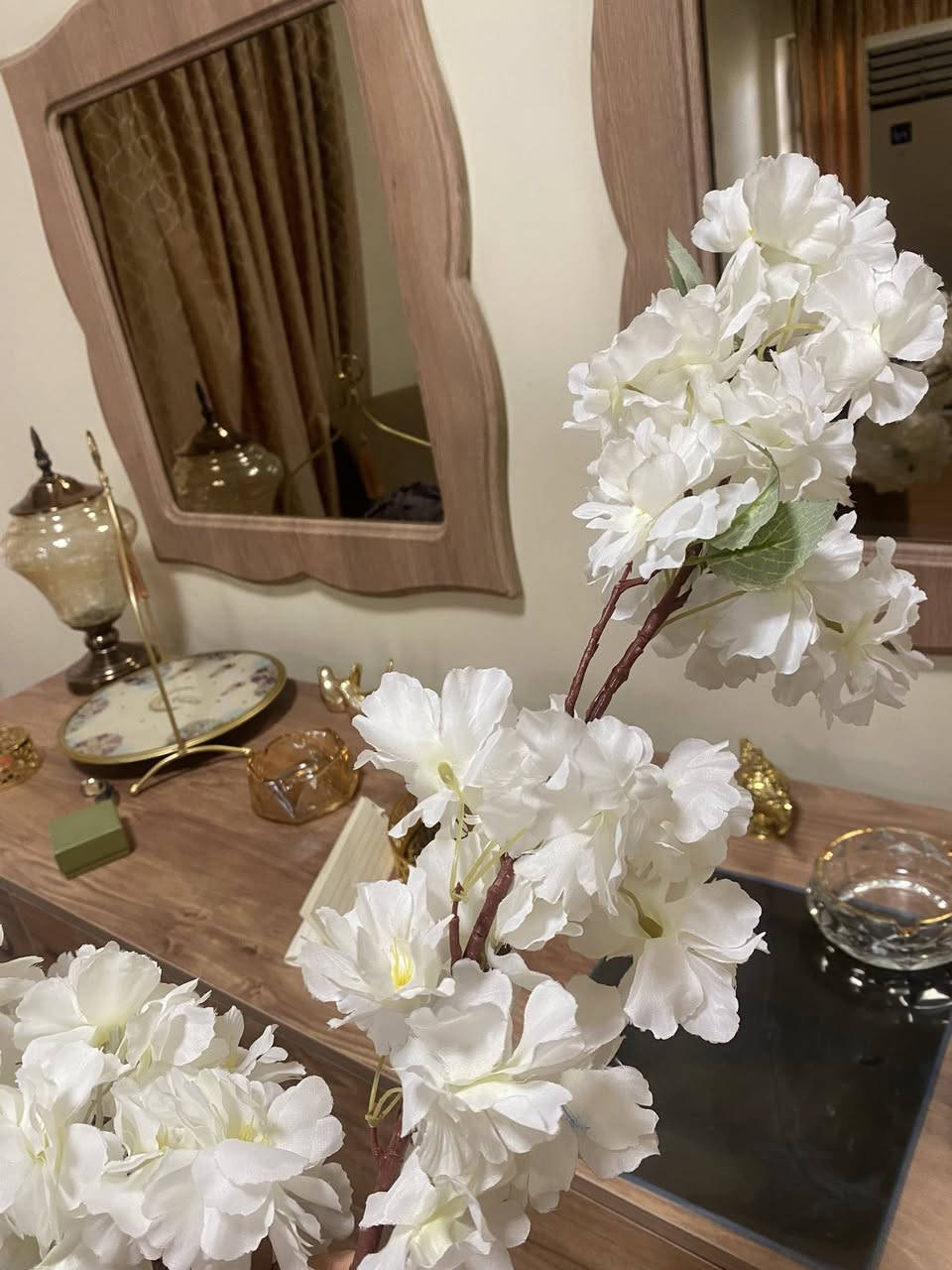 مرحبا  شلونكم شاخباركم .. عندي غراض مال بيج ورد و اطارات ديكورو كرستالات متدلية  .. مستعملة  دا ابيعهة جنت اشتغل كوشات بس صار  فترة تركتهة بسبب ظروف
اللي يريد الغراض يراسلني كلهة ب١٢٥ ووياهة قطع  جراجف وقماش هاي هدية ..    ورد ٣ الوان الورد الابيض المتدلي جديد و نظيف  محافظة عليه والاحمر ايضا .. 
اللي تريده و تريد صور اوضح و اكثر تراسلني  
راح انزل كم صورة  واللي يريد  اكثر تفاصيل. وصور  يراسلني ..


**إذا كنت صاحب هذا الإعلان وتريد حذفه لأي سبب، رجاءا أرسل رسالة إلى الدعم الفني**