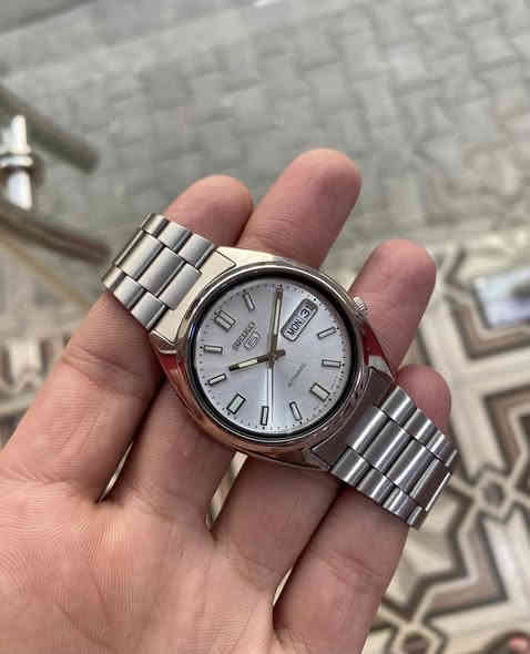 #SEIKO 5 
#سيكو 5 ياباني آصلي كامل المرفات وكالة 
جديد غير مستخدم 
موديل SNXS73K
اوتو ماتك 21 حجر 
قطر 37.45
مقاومة الماء 30 متر 
ارقام لامينوس 
السعر جدا طيب الحجز او اي استفسار خاص 
او واتساب ***********
يوجد توصيل داخل وخارج العراق
