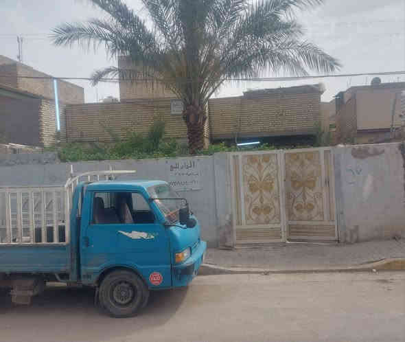 دار للبيع مساحة ٢٥٠ م واجهة ٥ ،١٢ م ونزال ٢٠ م زراعي سند ٢٥ باسمي من التسجيل العقاري بغداد حي السفير مقابل سكلة ابو جمال مكونه من ٢ غرف وصالة  واستقبال ومطبخ وحمام وكراج  كبير وحديقة مثمرة تغطي كل المساحة الخارجية وصحيات خارجية أرضية البيت كرانيت درجة أولى   ثلاث خطوط ماء . خابط واسالة ،كهرباء وتبليط ومجاري . يصلح ان يقسم دارين .اتصل  ***********
