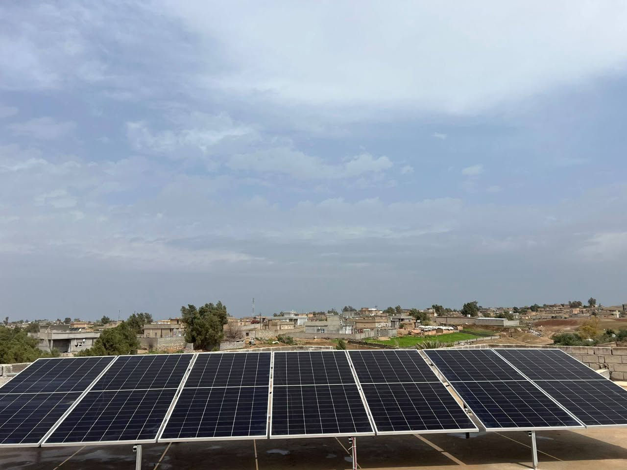 شارعت كوادرنا لتنفذ منضومة لهذا اليوم 
دكتور فواز 
الشرقاط قريةالخانوگة 
الواح عدد 7
انفيرتر 11KW65AP
بطاريه ليثوم 16KW
تنصيب ألواح الطاقة الشمسية ليس عملًا ميكانيكيآ فقط
بل هو مهمة تعتمد على خبرة الكادر، دقة التنفيذ، وفهم حقيقي للمنظومة من حيث المواد الرصينة

الكادر المحترف هو من يضمن: الاستفادة القصوى من الطاقة، استقرار الأداء على المدى الطويل، تقليل الأعطال ورفع كفاءة الاستثمار.

في شركة رياض المنيف واخوانه لحلول الطاقة الشمسية   نؤمن أن قوة أي منظومة تبدأ من الأيادي التي تنفّذها، ولهذا نعتمد على كادر متخصص يعمل وفق معايير مدروسة في كل مرحلة من مراحل التنصيب.

لأن الطاقة النظيفة لا تتحقق بالصدفة…
بل تُبنى بخبرة بشرية حقيقية.

للاستفسار والتواصل المديرالتنفيذي أستاذ رياض
📞 ***********
      ***********
https://www.facebook.com/share/17jWrTtY8z/
في حالة وجود خلل اتصل واتساب وستحل مشكلتك على يد مهندس الكهرباء أستاذ خلف***********
المهندس الفني  ومدير المبيعات مهندس عبدالله المنيف الجبوري 
***********
فرعنا الثاني محافظة صلاح الدين قضاء بيجي منطقة البعيجي بأدارة استاذ وعد
***********
***********
فرعناالثالث ناحية القيارة دورالقاعدة الشارع العام مجمع الصالح التجاري
بأدارة محمد الصالح
***********

#شركة رياض المنيف واخوانه لحلول الطاقة المتجددة
