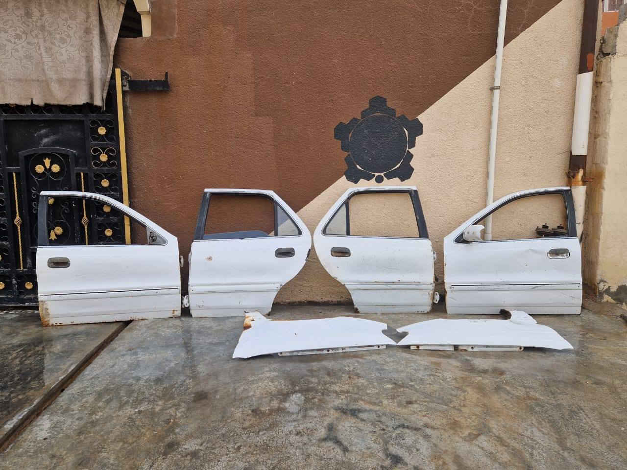 السلام عليكم من رخصة الادمن للبيع اربع بيبان ابيض شرط لا ضربه لا صبغ ولا خياس هنا ويداتهن وكيلونهن وتريشهن كاملات وبنيد وصندوك كامل وزوج فلنجات هنا وطبلاتهن ودعاميه اماميه بيضه وشفت ستيرن ودبلات اماميه وخلفيه ومشط ستيرن جديد هوه والبور كامل ودرمشفتات كاملات مكانهن بعقوبة التحرير *********** شتحتاج خابر وكير هم موجود عادي مال حاويه
