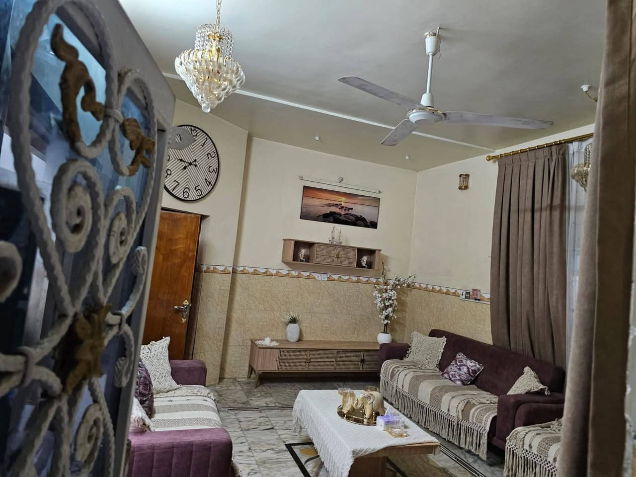 دار للبيـــــــــــــع....
طابــــــــو مــــــلك صـــــــرف.... 
ــــــــــــــــــــــــــــــ
حي الكفاءة خلف كــــــــــراج الموحـــــــــــــد.... 
ركـــــــــن.. 
وبمســـــــــاحه // 216م... 
طابقيــــــــن والبناء جــــــــديد وبحاله جيده 
ــــــــــــــــــــــــــــــــــــــــــــــــ 
يحتوي على 
خمســـــــــة غرف نـــــــــــوم
 صالــــــه هـــــــول مطبـــــــــــخ حار بارد
 صحيات خارجية وداخليه كــــــــــراج حديقــــــــــه ومناور... 
ـــــــــــــــــــــــــــــــــــــــــــــــــــــــــــــــ
***********
***********
