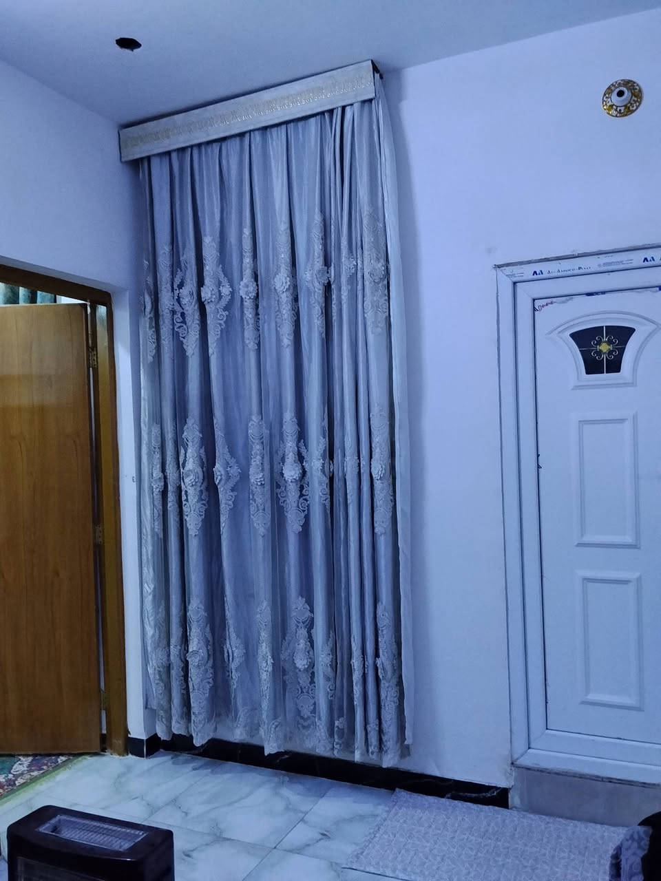 سعر مناسب وارقى شارع عرضه 10 مترات ومستحيل تحصل بيت بهذا السعر 🔥🔥 وبناء 2025
🔥 بسعر 145 🔥 والشراي يجي يشوفه وبي خير ويدلل 
بيت للبيع 104م طابقين ونص الواجهه6.40 والنزال 16.25 مدخلين 
غرف نوم  عدد 4 
واستقبال 
ومطابخ 2 
وصحيات 4 
وحولي 2
 بناء حديث خلاط دوش دفن ونظام سبالت بوكسات وتقطير والواجهة طلس وكوبلنات كامل ماعدا تطبيك الدرج وسخانات عدد2 وماطور ماء عدد 2 وتانكيات عدد 4 ابو 1000 لتر وتأسيس نظام الكاميرات وانترنيت وستلايت والشبابيك ألمنيوم والابواب حديد تفصال 2 ملم والسطح شتايكر وفلين ولبخ ونثر المنور والستارة من الداخل  للعلم البيت قريب ع شارع الضغط الخطيب الزراعي بشارع الرسول الاعظم بكاع حميد العويني للاستفسار
***********
بناء 2025
