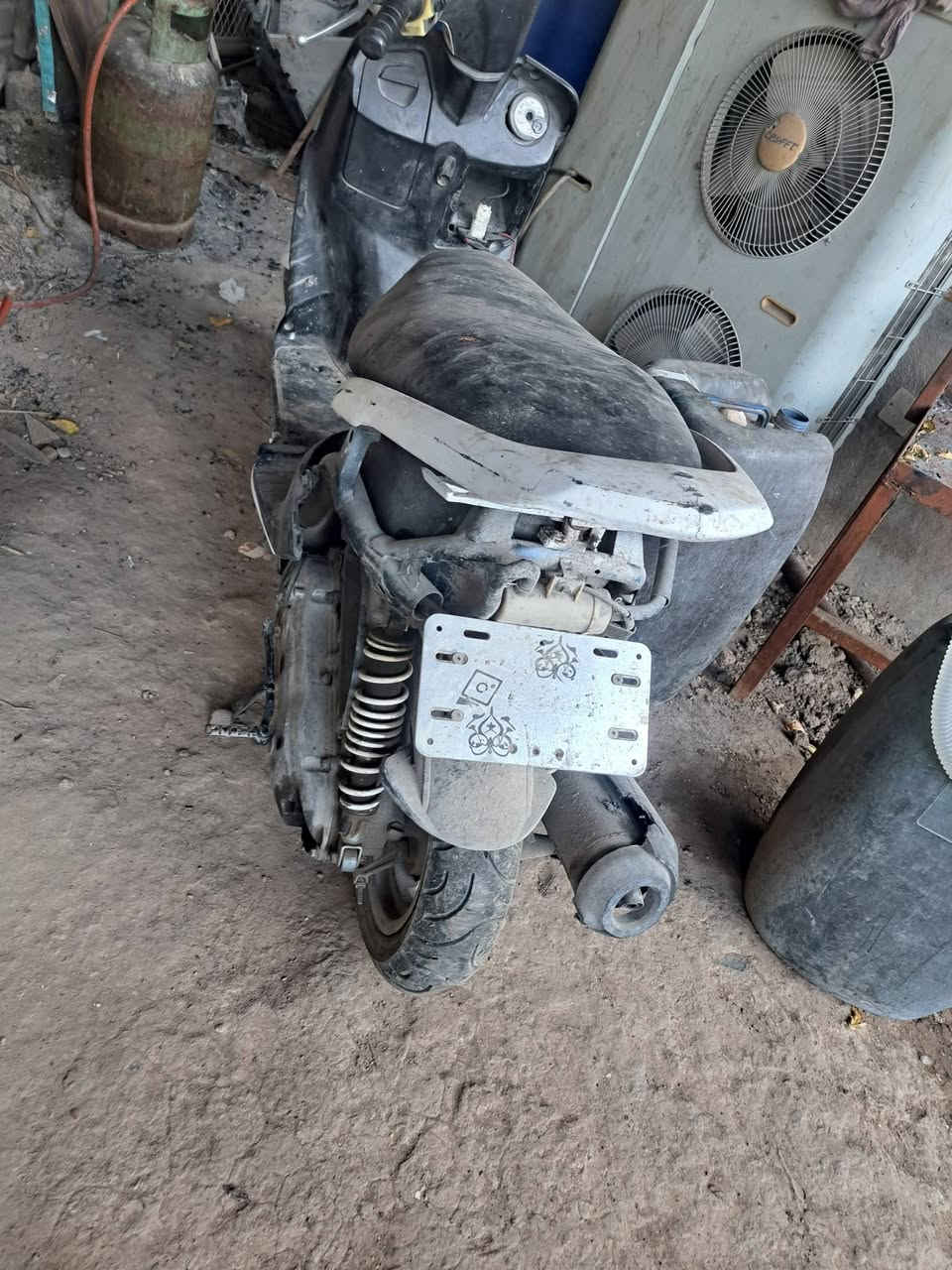 سلام عليكم عندي دراجتين طافيات متروكات ابيعهن كوم حديد سعر ٢٥٠ ثنينهن مكاني بغداد مدينه االصدر شراي يتصل ***********
