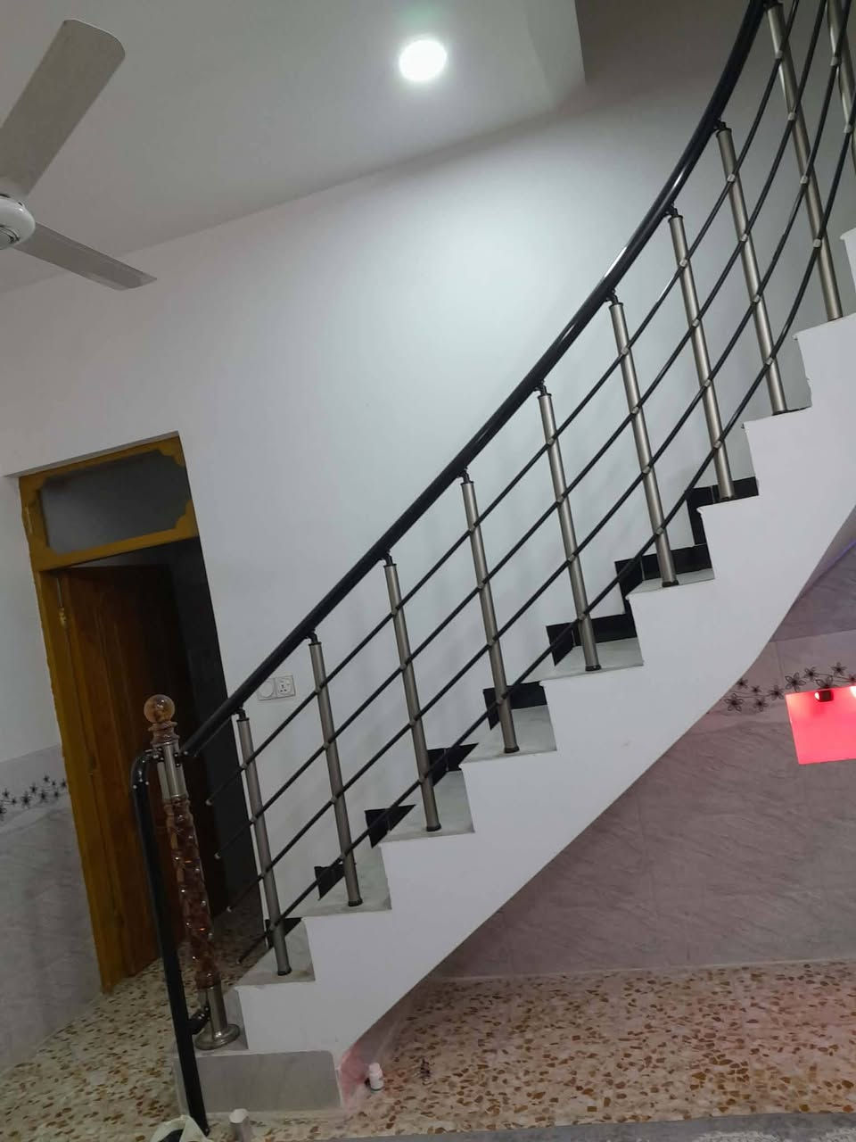 دار للبيع 100م 5x20
حي الوفاء منطقة 38 على ساحة امامه حديقة خلف شارع 20 يحتوي على غرفة ومطبخ وصالة واستقبال وصحيات
بناء حديث طابق واحد وتوجد اضافات في الطابق الثاني
للاستفسار الرقم: ***********
يوجد واتساب وتلجرام
مكلف بالنشر
