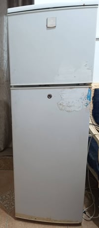 ثلاجه للبيع نضيفه ووتجمد الفريزر وشغلها كلش حلو سعرها 100 وبيه مجال 07...