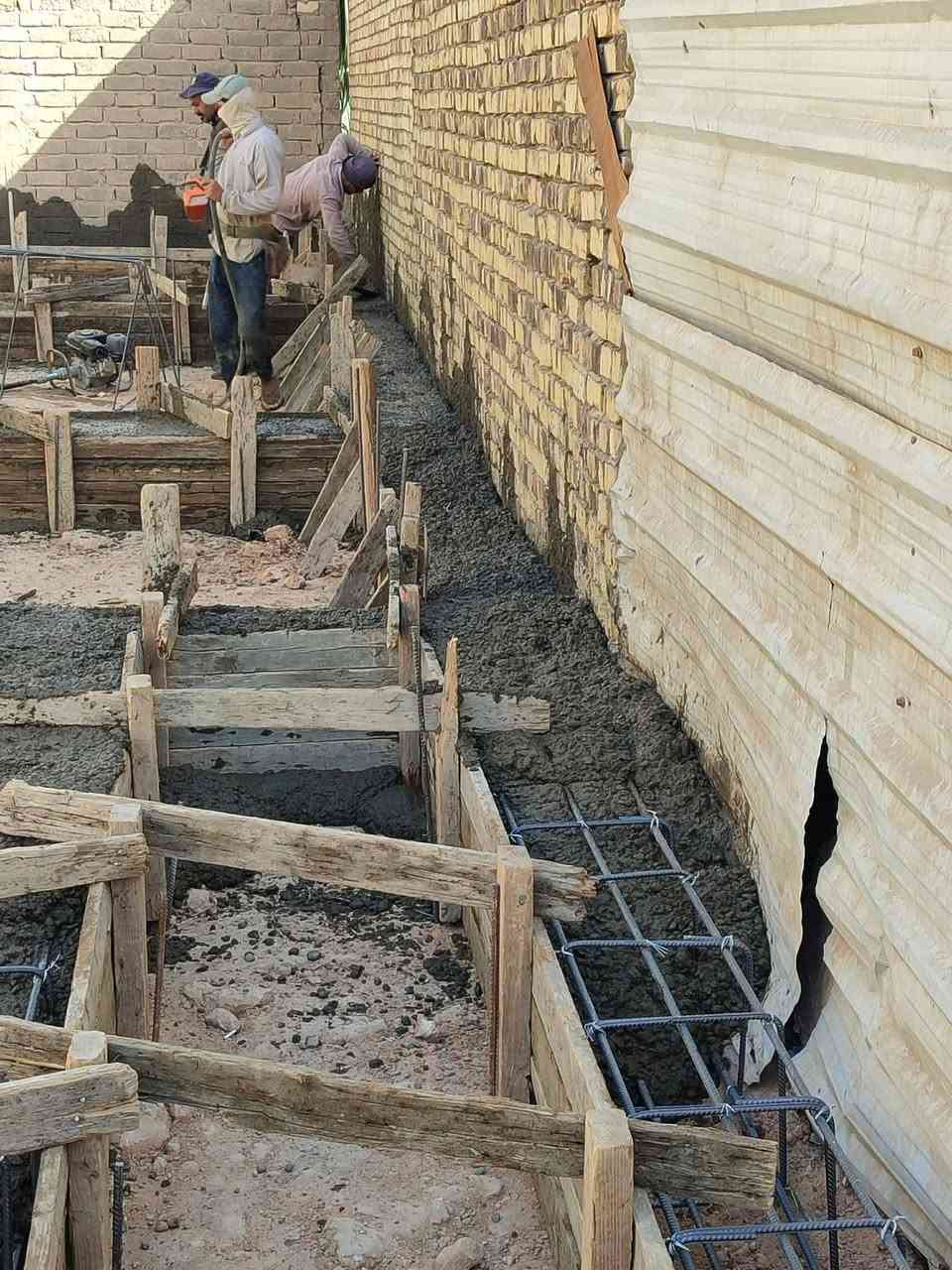 بتلو للبيع مساحه 100واجهه5نزال 20 كونكريت مسلح. درجه اولى جاهز للبناء. بي غرفه وصاله ومطبخ وصحيات واستقبال العنوان ديوانيه  حي الوحده شارع الزهور خلف موكب حسن ردام  القديم  السعر خاص ***********
