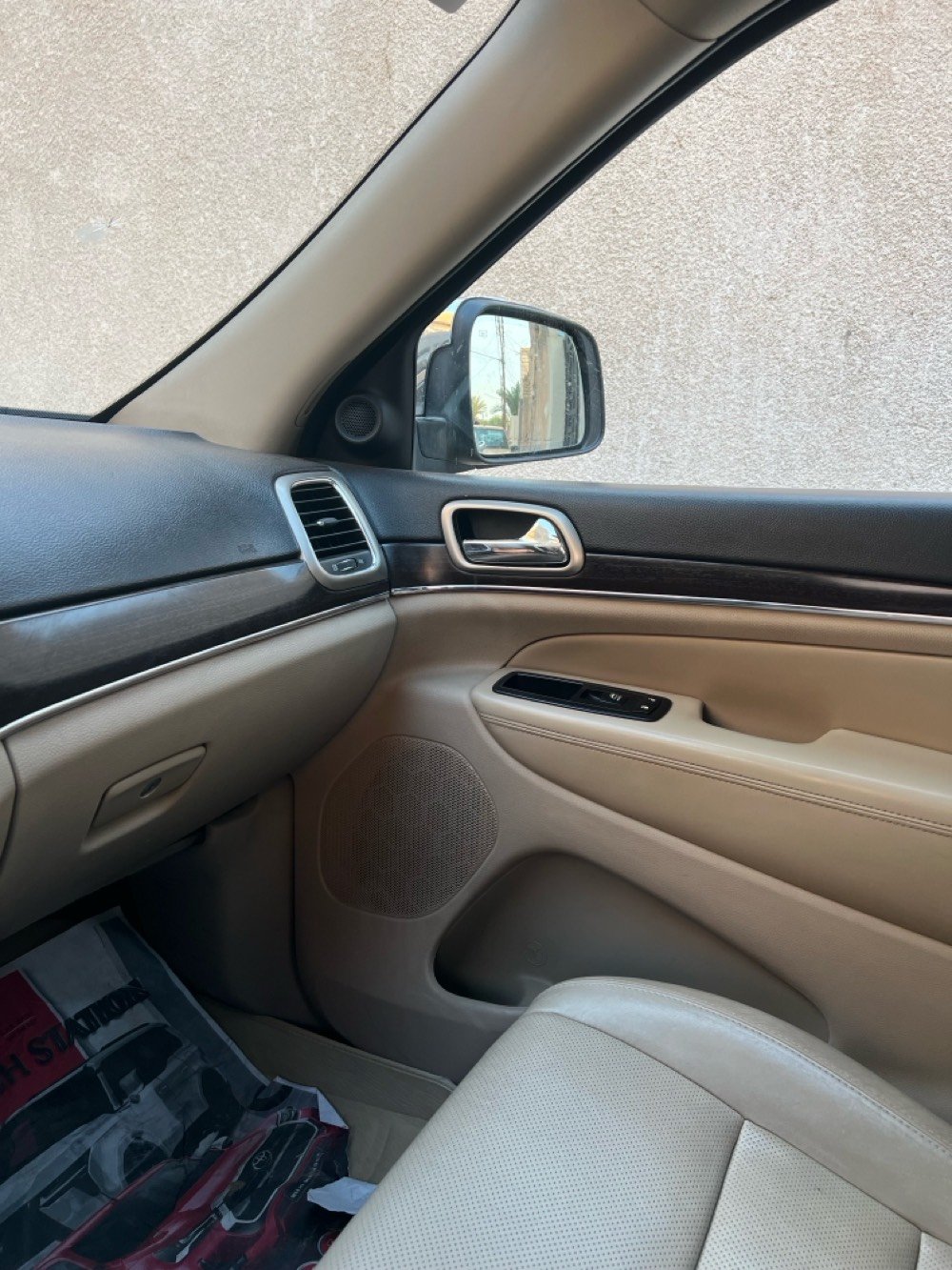 جيب كراند شيروكي لمتيد خليجي
 موديل 2014 بسعر 200$ 
محرك 6 سلندر 3500 كير طياره
فول مواصفات بانوراما بالكامل مري قلاب شفتات ستيرن 5 مودات قيادة حساس أمام وخلفي وجانبي ستيرن تدفئه وكهرباء 
مقاعد كهرباء وتدفئة وتبريد 
مقاعد جلد بلون بيجي
خزن ميموري
صندوق كهرباء 
شاشة كبيره 
جام اوتو
اشاير ترحيب 
دخول أبواب بصمه 
تشغيل عن بعد
نظام ECO توفير الوقود 
4x4 
زراك لايت
ماشيه 180 كيلو
سونار موجود 
***********