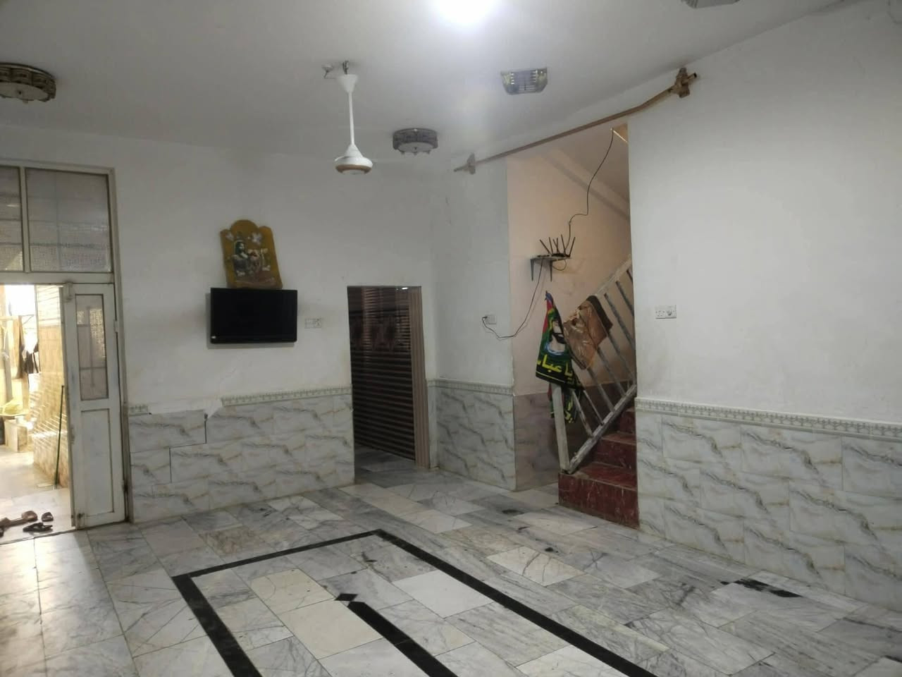 دار البيع حي جامع قرب ال رمضان يعني بنص السوك وتجاري
المساحه 220 يتكون من 3غرف اكبار صاله كبيره مناور 2 داخل البيت مطبخ استقبال صحيات خارجيه سكف اعكاده البنا البيت 2017

السعر مناسب على خاص
 او الاتصال على الرقم ***********
***********
