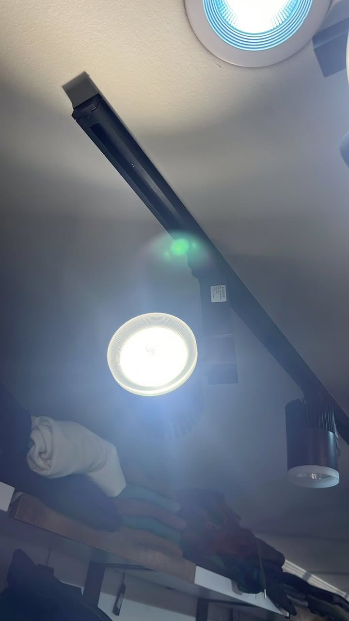 سوبر تراك لايت اصلي اصلي حجم كبير للبيع
استعمال بسيط 
سبب بيع حايط ناصي 
50W 
لون شمسي 
سعره 10 الف فقط 
12 قطع فقط بقت 
مكاني بغداد العامرية 
*********** اتصل واتساب
