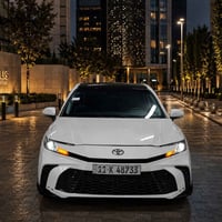 للبيع كامري 2025 LE  2500 هايبرد   ماشية 20 الاف كيلو متر مو ميل   مبد...