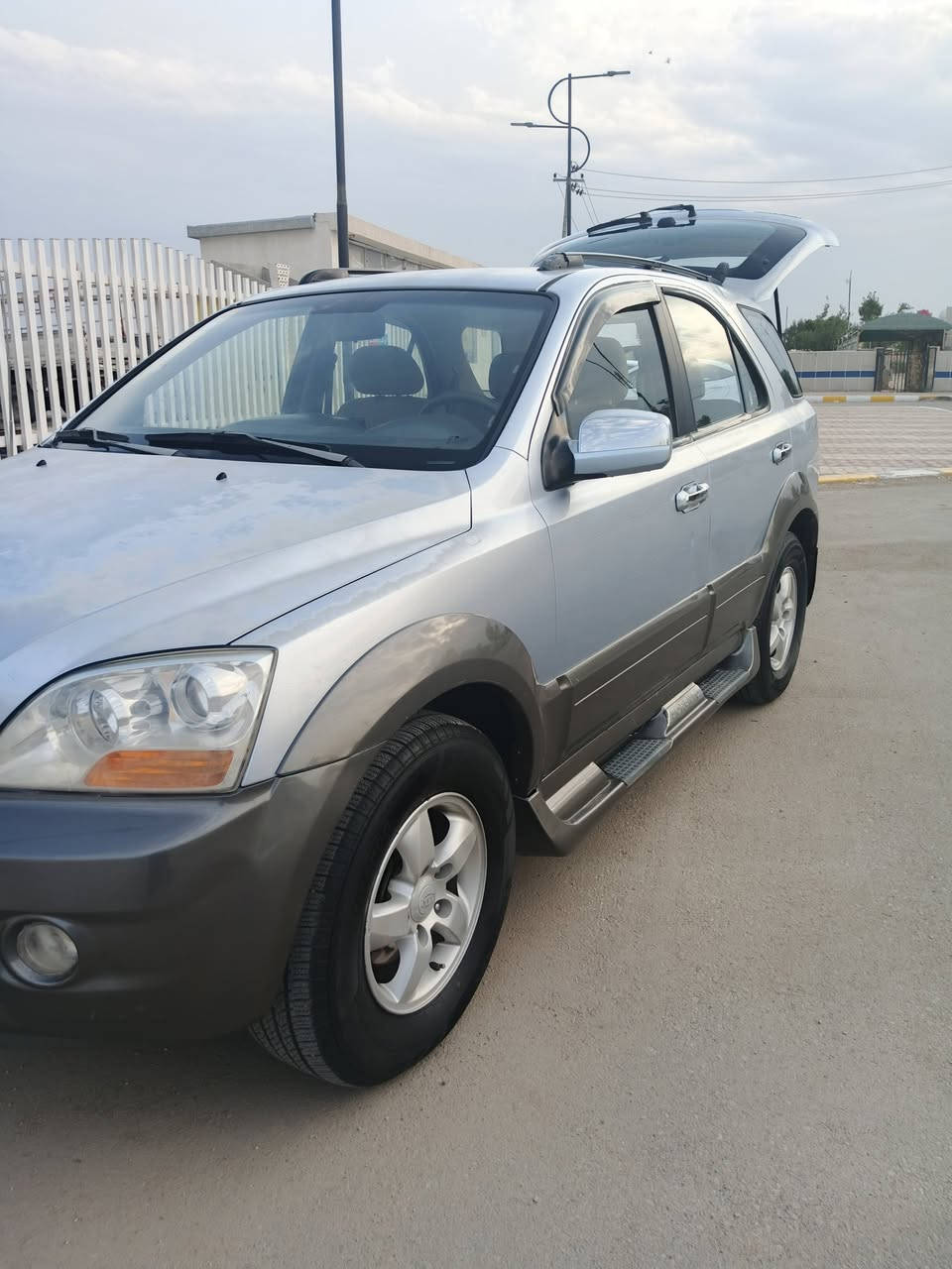 السلام عليكم كيا سورينتو للبيع
موديل 2008
كفاله عامه ضربه او تبديل او صبغ 
ماشيه 140
فور ويل 
شاشه كامره 
على وضع شركه 
مكينه 3300 مامفتوحه
تبريد حداديه 
جاهزه من كل نواحي 
سنويه 30بسمي 
رقم دولي بصره 
العنوان ناصريه مركز 
***********
