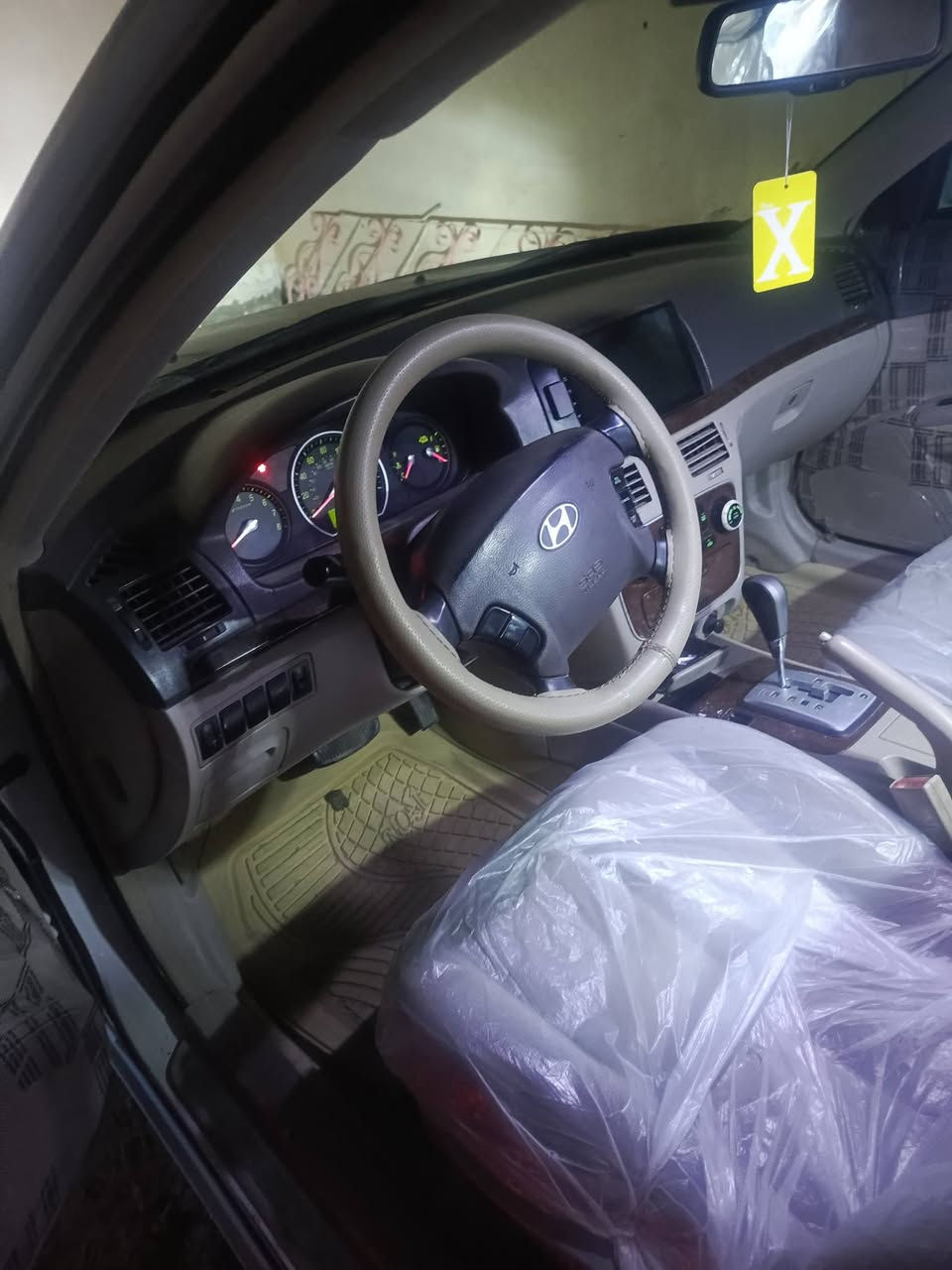 سلام عليكم سياره سوناتا 2006 رقم دولي باسمي سنويه2030 ثلاث قطع مذكورات بسونار محرك 3300 سياره خليجيه حداديه جديده محرك جديد فول مواصفات كامله حساسات خلفيه كامره دواره فتحة سقف تحكم استيرن رقم الهاتف الشراي يتصل ***********
