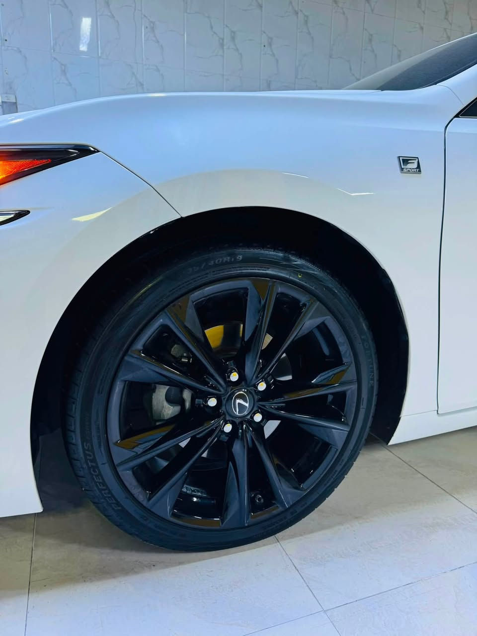 LEXUS ES 350  Fsport 2023
دعامية الي دعامية كفالة من صبغ و بارد و شخت كلين تايتل 

لايت ئوتو ٣ عدسات متحرك 

داتاشو 

شاشة كبير 

شحن وايرليس

تشغل عن بعد 

رادار امامي و جانبي خط مسار 

حساسات امامي و خلفي 

كشنات هيتر و تبريد 

ستيرن هيتر كهرباي 

كيج الكتروني متحرك

١٢ سماعة ماركة markt Levinson

كشن خزن

مريات شفط 

٤ ابواب ذكي 

ويل ٢١ تخم تايرات جديد انتاج ٢٠٢٥ 

بعد اهوية مواصفات بيها 

سنوية جديد ٢٠٢٩

٢ بصمة 

ماشية ٤٠ الف 

***********
