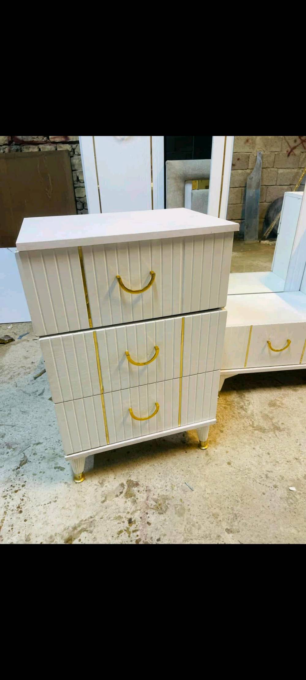 غرفة نوم كاملة تتضمن خزانة ملابس كبيرة بأبواب زجاجية مدهشة، قوة المرايا تزيد من الجمالية وتعطي إحساساً بالاتساع. يأتي مع الغرفة سرير مزود بظهر مبطن لمزيد من الراحة، بالإضافة إلى كومود صغيرة بأدراج عملية. تصميم كلاسيكي أنيق بلمسات ذهبية. مثالي لمن يبحث عن الرقي والوظائف معاً.