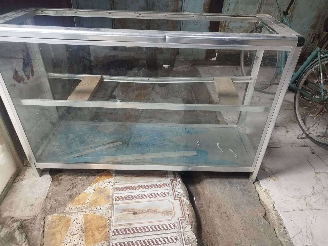 ميز للبيع  الاتصال ***********
