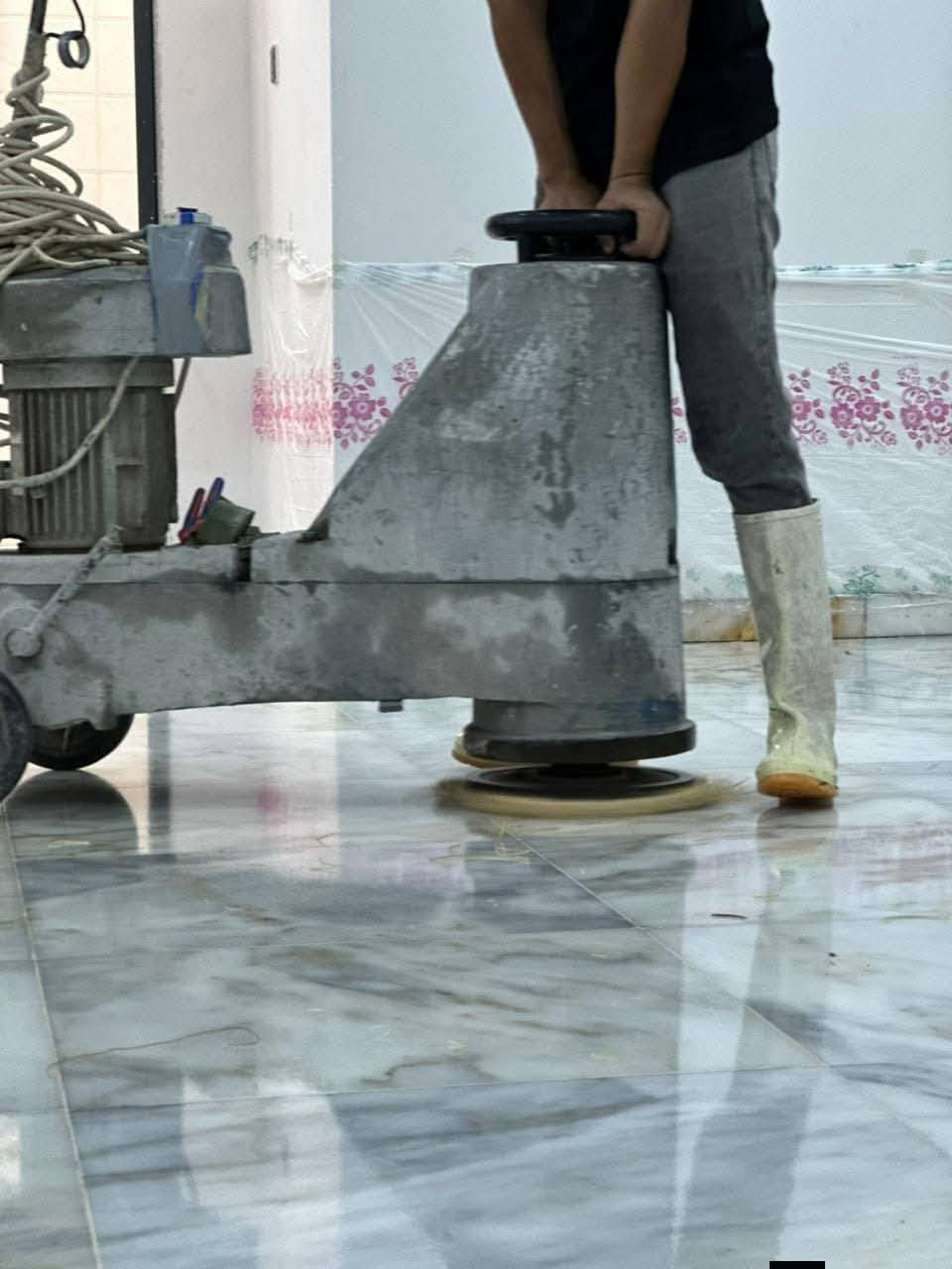 جلي موقعي كاشيتك تعبانة بعدهة اتصل 📲 علا الارقام /*********** ابوسيف 
جلي نتظيف وتلميع عمل كامل و ابسعار مناسبة 💵  كلي كاشي مرمر كرانيت جميع الارظيات
