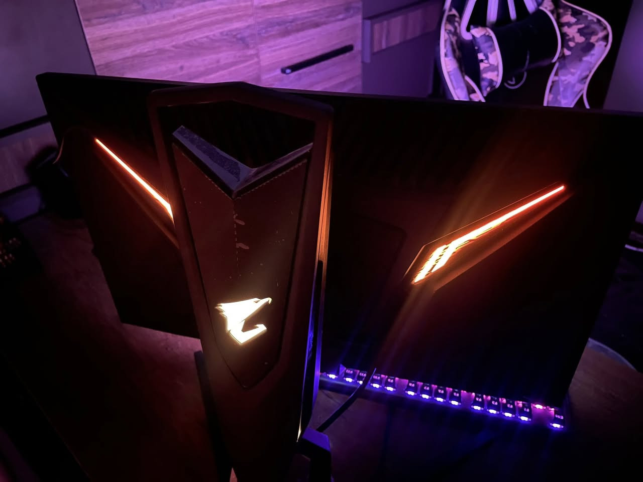 � شاشة قيمنك احترافية – AORUS KD25F 🎮
ملاحظة/بعدها الشاشة بالستيكرات و كل ملحقاتها بالغلاف غير مستخدمات 

إذا تدور على شاشة تعطيك أفضلية حقيقية بالألعاب التنافسية، فهذي وحدة من أقوى شاشات الـ Esports 👑

✨ أهم المميزات:

⚡ 240Hz معدل تحديث
يعني الصورة تصير ناعمة جداً بدون تقطيع، وراح تلاحظ فرق كبير خاصة بألعاب مثل Valorant و Warzone

⚡ 0.5ms زمن استجابة
حركة سريعة جداً بدون تأخير (Ghosting)، يفيدك بالتصويب وردة الفعل

🎯 تقنيات مساعدة للاعبين:

 • Aim Stabilizer: يقلل الاهتزاز وقت إطلاق النار
 • Black Equalizer: يوضح الأماكن المظلمة حتى تشوف العدو بسهولة
 • Crosshair مدمج داخل الشاشة

🌈 تصميم احترافي:

 • إضاءة RGB خلفية شكلها فخم
 • قاعدة قوية وقابلة للتعديل (ارتفاع + ميلان + دوران)
 • شكل Gaming حقيقي من AORUS

🖥️ جودة عرض ممتازة:

 • حجم 24.5 إنج (مثالي للـ FPS)
 • دقة Full HD
 • ألوان حلوة وزوايا رؤية جيدة

🔌 منافذ متعددة:

 • HDMI
 • DisplayPort (الأفضل للحصول على 240Hz)
 • USB Hub

💎 الحالة:
الشاشة نظيفة جداً / استخدام خفيف / بدون أي مشاكل

📦 موجود الكارتون وكل ملحقاتها

💰 السعر: 265 الف دينار
📍 الموقع: بغداد اليرموك


**إذا كنت صاحب هذا الإعلان وتريد حذفه لأي سبب، رجاءا أرسل رسالة إلى الدعم الفني**