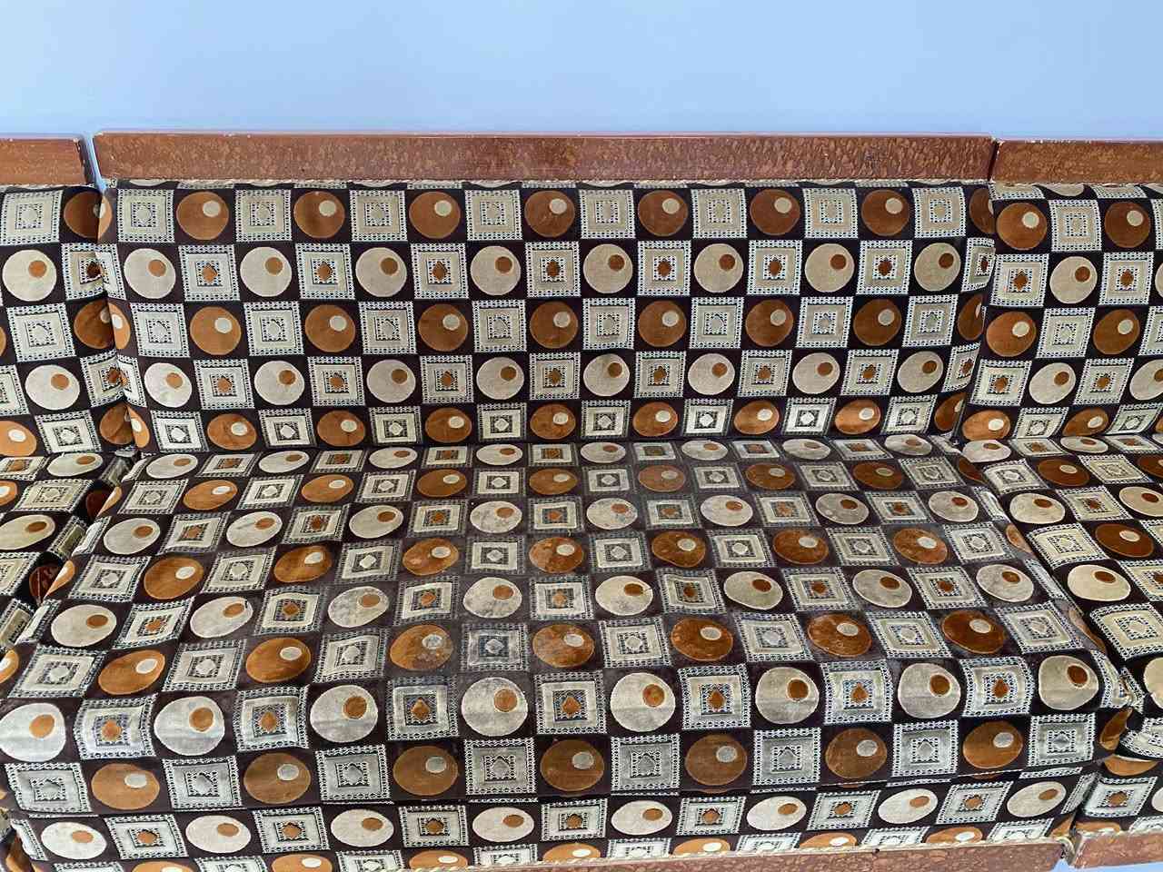 سلام عليكم موجود تخم للبيع ٦ قطع معى ميز المكان حله شارع ٨٠  : للاستفسار موجود واتساب ***********
