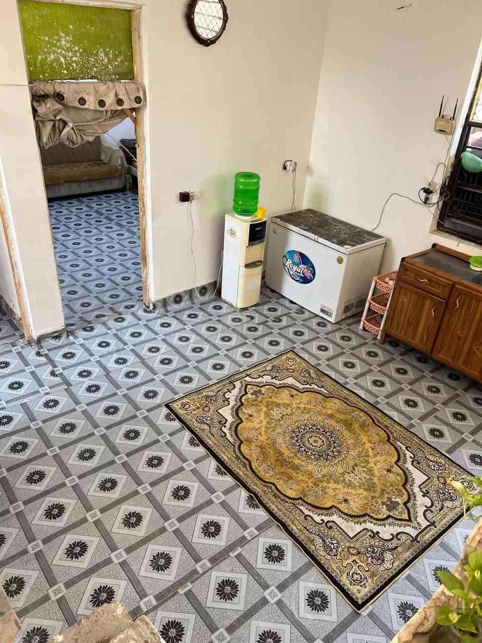 السلام عليكم دار للبيع في هوررحب خلف الروائي شركه المعمار الدار مساحه 100م واجها 10نزال 10 يحتوي الدار على غرفتين نوم وصاله ومطبخ وصحيات داخليه وخارجيه خدمات كامله ماء وكهرباء وتبليط (ملاحظه البيت نقص ارضيه واجهيه فقط) والسعر 65وبي مجال للاستفسار ***********///***********ابو سيف
