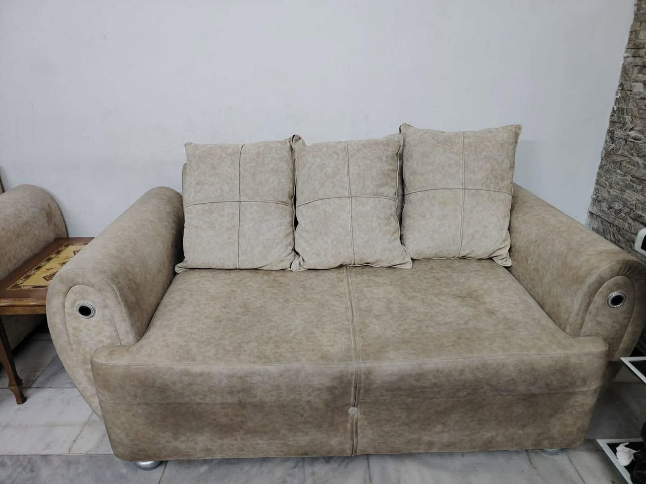 عندي نص تخم 150ميز تلفزيون 60  مكاني الغزالية ***********  وبيه مجال
