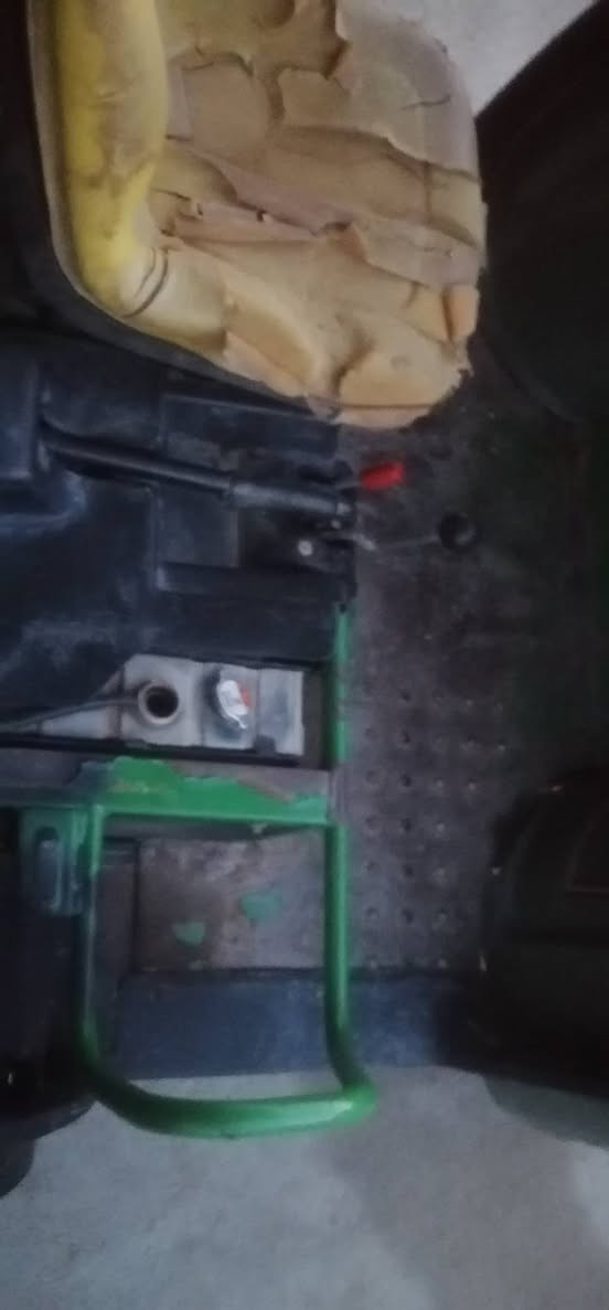 السلام عليكم سياره للبيع  أو مراوس كير ومكينه مقفوله شغاله جاهزه الستفسار عل الرقم ***********
