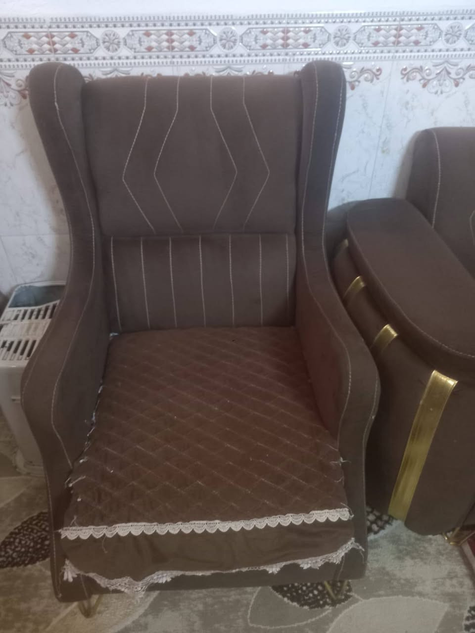 السلام عليكم  تخم قنفات الجوزي عشر مقاعد نظيف نظافه 90%             والثاني ثمان مقعد  للبيع بسعر مناسب.  *********** العنوان بغداد
