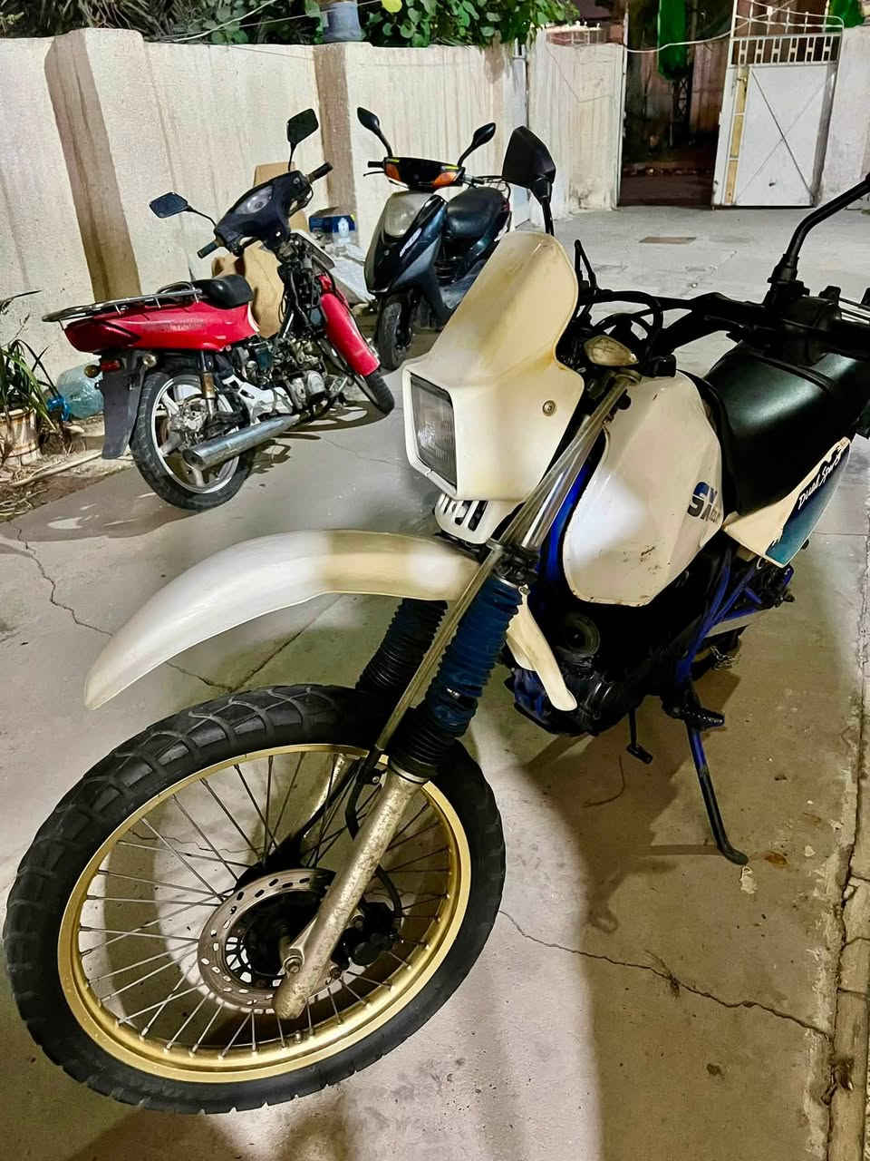 السلام عليكم
دراجه قفاز سزوكي ياباني محرك 250cc دراجه جديدة للاخير كهربائيات شغاله  ودراجه جديده 
سعر 16 وبيه مجال عنواني بغداد الشعب 
***********
