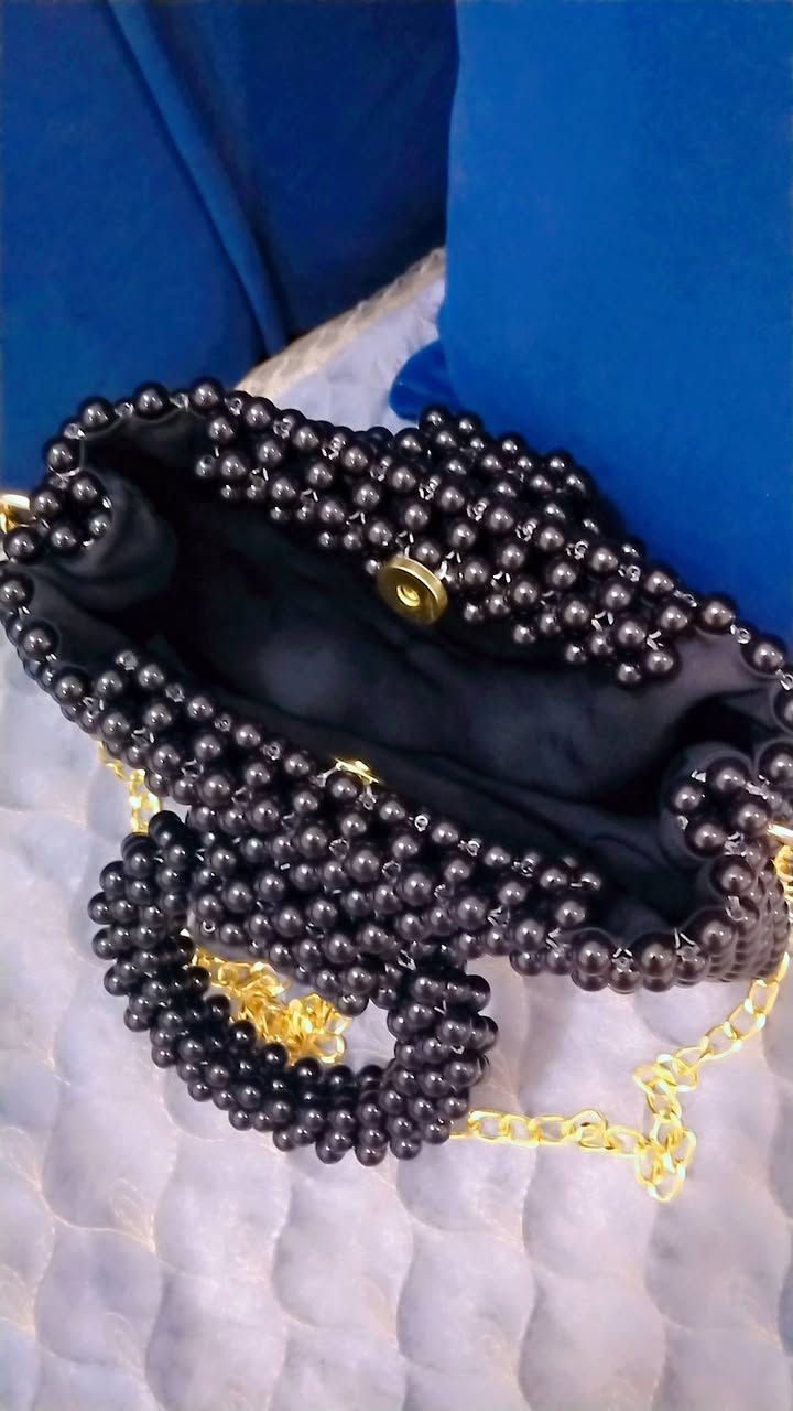 هاي مو للكل هاي لي تعرف قيمتها😍
نفذت حسب الطلب من خرز لولو رسمي تحمل موبايل وبعض من مستلزمات خلي اناقتك تكتمل من موديلاتنه راقيه 
يوجد توصيل لجميع محافظات العراق ٥ وداخل هيت حسب مكان الف والفين


**إذا كنت صاحب هذا الإعلان وتريد حذفه لأي سبب، رجاءا أرسل رسالة إلى الدعم الفني**