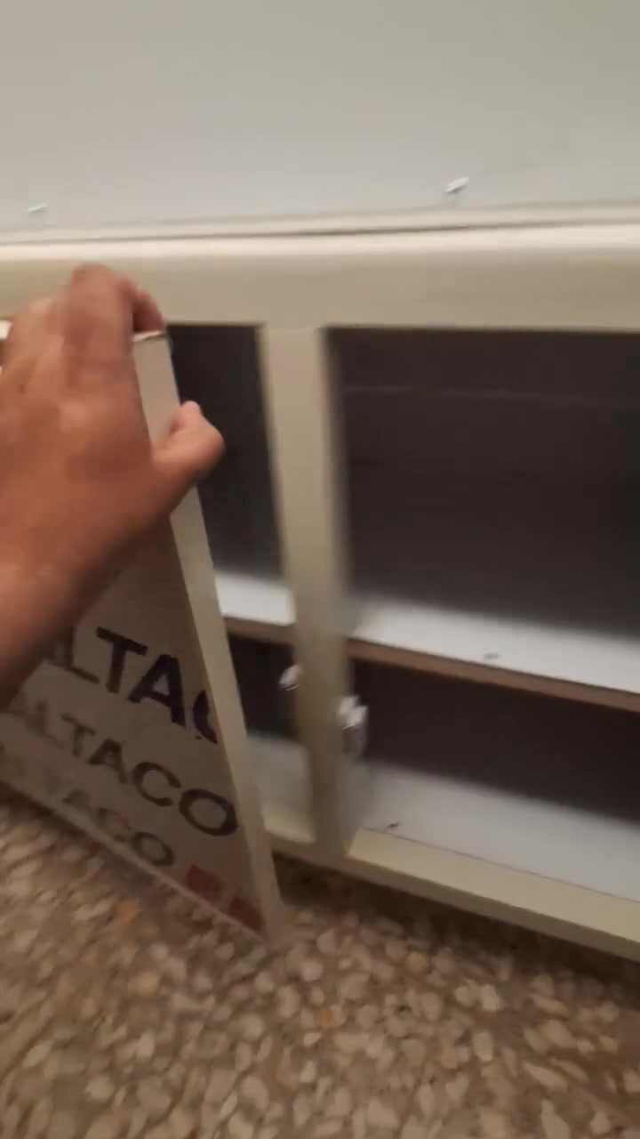 كاونتر للبيع (جديد غير مستعمل)
٤ بوب بعده بجيسه 
السعر ٣٠٠ وبي مجال بسيط 
المكان بغداد الرصافة
***********
