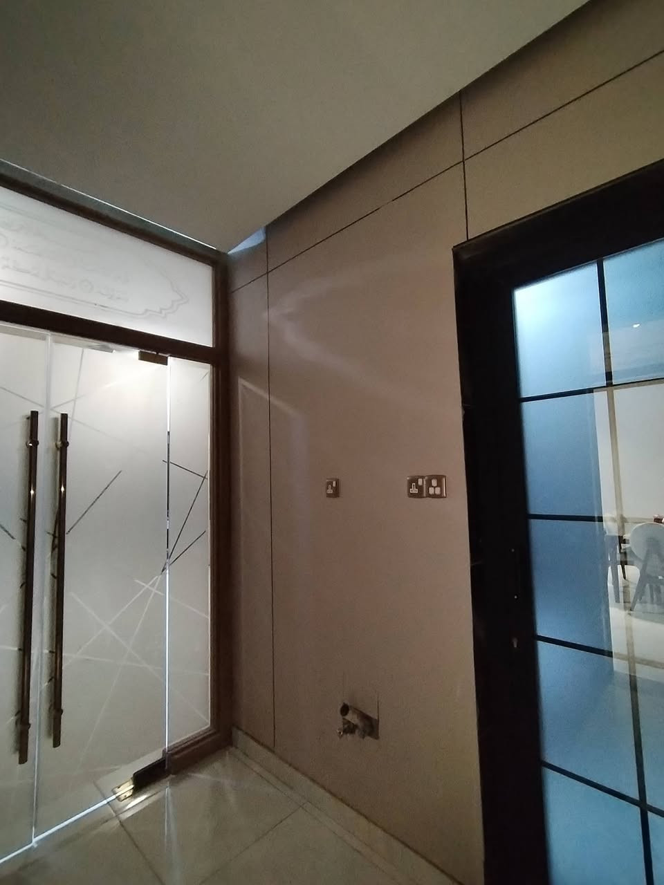 سلام عليكم
دار للبيع الموقع حي الشهداء اول فرع ع اليسار
مواصفات الدار
مساحة ٣١٢.٥ متر مربع
البناء سنه ٢٠٢٤ بناء درجه اولى وحديث
الدار يحتوي على ٥ غرف نضام سويت يعني كل غرفه بيها حمام ويحتوي على شقة كاملة عباره عن غرفه وصاله وحمام ومطبخ البيت جدا نضيف خريطه عصريه وبيت بي نقوصات حسب ١٠ مليون يجهز كامل سعر البيت ٤٥٠ مليون قابل للتفاوض رقم الهاتف*********** غير متواجد على الفيس بوك
