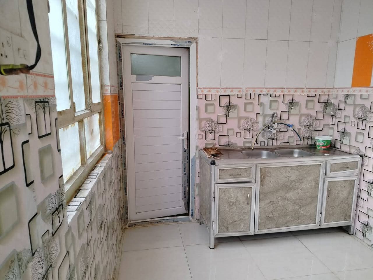 بيت ٥٠ متر طابق واحد للايجار كامل بس تجي وتكعد نظيف بي غرفة مطبخ صاله وبي كيزر ماطور مغاسل خدمات من كلشي متوفر مدارس عبر الشارع للاستفسار ***********
