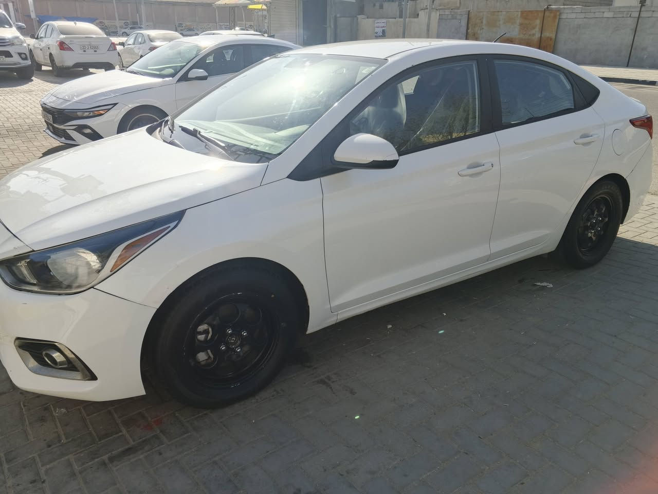 للبيع هيونداي أكسنت بحالة جيدة جدًا
• الموديل: 2020
 • اللون: أبيض
 • الوارد: الولايات : امريكي
 • الفئة: رقم معوقين

المواصفات:
 • محرك اقتصادي وعملي
 • ناقل حركة أوتوماتيكي
 • شاشة وسطية
 • كاميرا خلفية
 • أنوار LED
 • جنوط أصلية

حالة السيارة:
 • دعاميات مبدّلة ومصبوغة سابقًا
 • توجد طگّة خفيفة بالجاملغ الأيسر (صفحة السائق)، مصلحه بارد وعلى مساحة محدودة وتم تصليحها بدون قص
 • الشاصي سليم
 • المحرك والجير بحالة ممتازة
 • نظافة جيدة داخليًا وخارجيًا
 • الاستخدام شخصي وخالي من الملاحظات المهمة

السعر المطلوب: (125 $)
الموقع: (البصره / القبله)
رقم الهاتف : ***********
