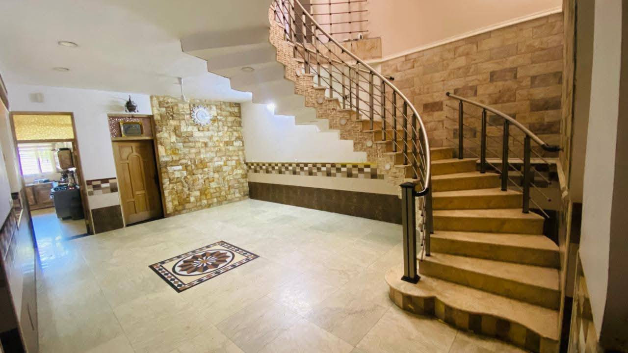 للبيع دار بناء حديث موقع سكني ممتاز الموقع البلديات الجهه الثانيه الي مقابله للمصرف                محتويات الدار طابقين ونصف يحتوي على منام 8 منهم 4 سويت كل طابق يتوفر خدمات +4 بالكونات استقبال مطبخ صالة كراج حديقه                            المساحة 240 م واجهة 8 النزال 30                       صاحب العقار موجود فتح بيان مباشر ⬇️⬇️⬇️⬇️⬇️⬇️⬇️⬇️⬇️⬇️⬇️⬇️⬇️⬇️    للاستفسار والمشاهدة الاتصال على أرقام المكتب *********** 📞 *********** نستقبل جميع العروض
