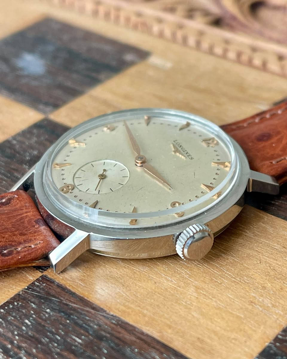 ساعة Longines Cal. 27.0 الأصلية بحركة يدوية (Manual Winding)، تتميز بتصميم كلاسيكي مع عداد ثوانٍ صغير (Small Seconds).

* القطر: 36 مم (بدون احتساب التاج).
* عرض السوار: 18 مم.
* تم استبدال الهيكل (Case) بهيكل من TISSOT.
* الساعة تعمل حاليًا بشكل جيد، ويبلغ الخطأ اليومي حوالي 30 ثانية عند وضعها بشكل أفقي، وهو أمر متوقع نظرًا لعمرها.
* يُعتقد أن هذه الساعة صُنعت في بداية خمسينيات القرن الماضي.
* تتميز حركات ساعات Longines من هذه الحقبة بجودة التصنيع العالية والدقة في التفاصيل، مما يجعلها محبوبة لدى هواة الساعات الكلاسيكية.

للمهتمين بالساعات الفينتج والكلاسيكية، هذه قطعة
مميزة تجمع بين التاريخ والأناقة.


**إذا كنت صاحب هذا الإعلان وتريد حذفه لأي سبب، رجاءا أرسل رسالة إلى الدعم الفني**