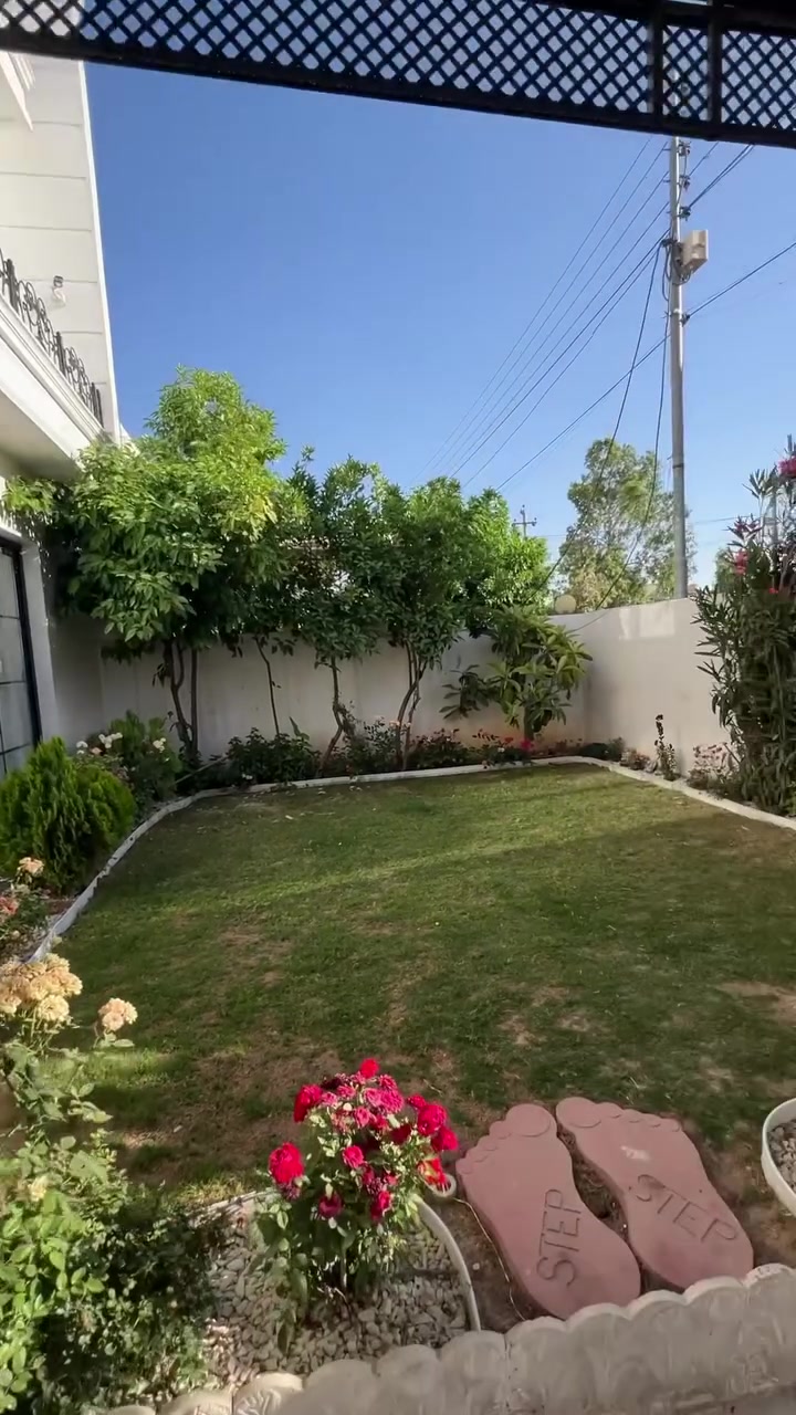بيت للبيع ⭕️ 
٢٧٠ م 
اربيل هيران ستي 
٦ غرف نوم 
كدامه شارع ١٢ م 
حديقه واسعه 
تواصل 
☎️***********
