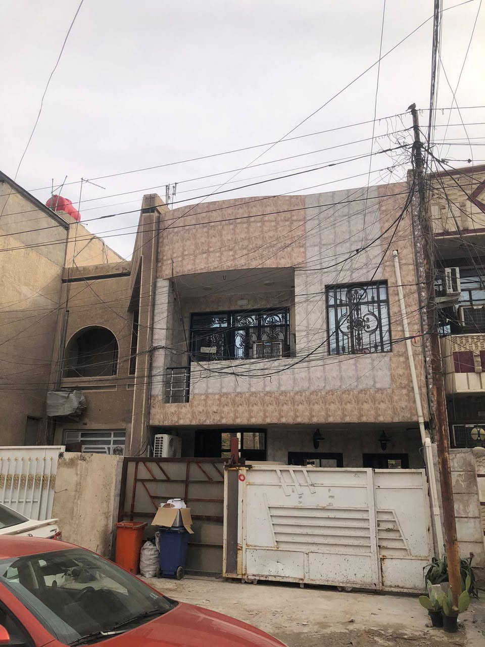 مشتمل مساحة ١١٠م واجهه ٦م طابقين اربع نوم استقبال مطبخ خدمات شارع عريض رصيف ٥م بناء سنه ٢٠١٠ الشعب قرب مدرسه التربيه السعر ٢٧٠مليون
مكتب الشعب للعقار الشارع المقابل لمطعم حجي عادل ومصور الكنز هاتف ***********
