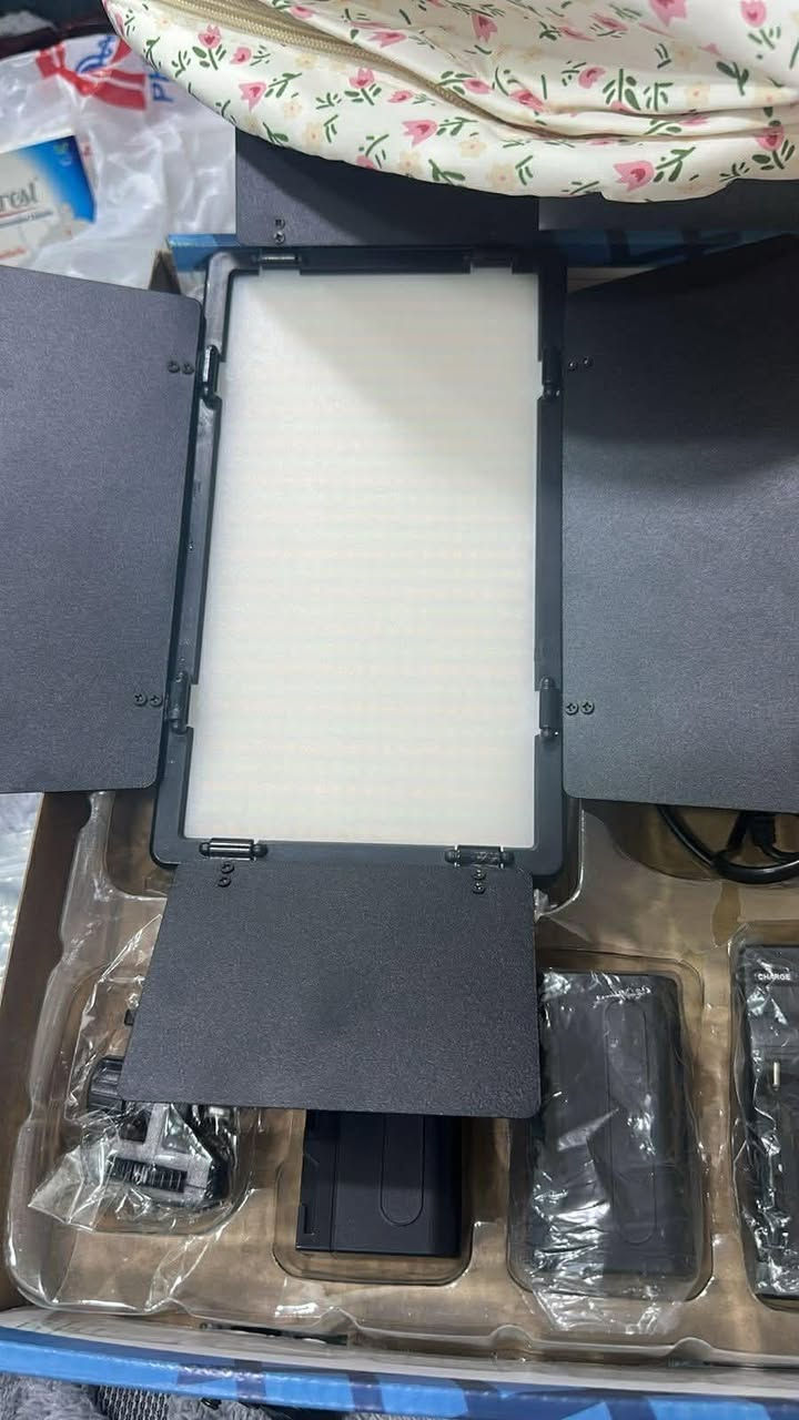 السلام عليكم معدات تصوير وفيديو احترافية للبيع جديده ممستعمله نهائيا.

📌 Zhiyun Weebill 3S Combo  
- جيمبال لتثبيت الكاميرا أثناء التصوير.  
- حقيبة أصلية مع كامل الملحقات.  
- مثالي للفلوقات والتصوير الاحترافي.  

📌 إضاءة LED-U600+ مع ملحقاتها  
- لوحة إضاءة قوية ومحمولة.  
- بطاريتان قابلة للشحن + شاحن + محول كهرباء.  
- قاعدة تثبيت للتحكم بالزوايا.  

📌 لوحة إضاءة LED كبيرة مع Barn Doors  
- إضاءة استوديو احترافية مع أبواب للتحكم بالضوء.  
- بطاريات + شاحن + حقيبة حمل.  

✅ جميع القطع أصلية وبحالة ممتازة جديده ممستعمله 
✅ مناسبة للمصورين المحترفين والهواة.  

للاستفسار والطلب مراسله الصفحه.
للعلم المكان بغداد الشعب بغداد, العراق


**إذا كنت صاحب هذا الإعلان وتريد حذفه لأي سبب، رجاءا أرسل رسالة إلى الدعم الفني**