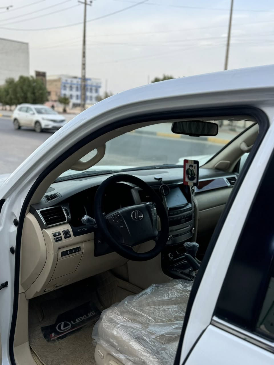 سلام عليكم لكزز للبيع كفاله عامه حته دعاميات ماشيه١٩٠ رقم أربيل سياره جاهزه لل اخير حداده تبريد تدفئه سياره حلوه وجديده وبيه بصمتين بلديات سعر سياره ٤٣٥ رقم تلفون ***********
