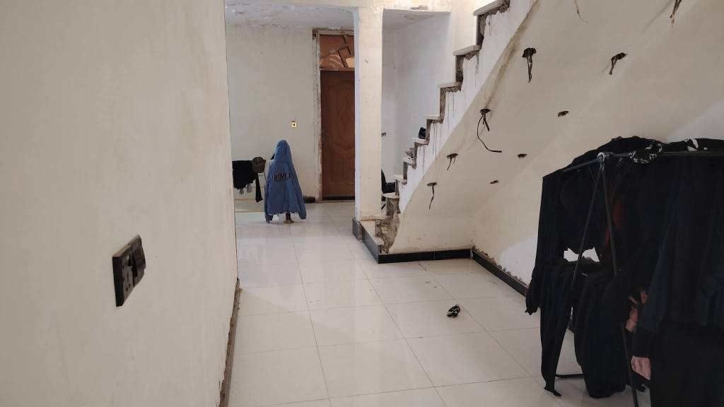 دار للبيع مساحه ١٨٠ متر واجه ٧وربع نزال ٢٥ قاطين اربع غرف نوم واستقبال وصاله ومطبخ وغرفه وخدمات وطابق الثاني ٣غرف نوم كبيرات وحمام موقع حيؤر قرب مستشفى الزهراء الاهلي مقابل مدرسه التجاره السعر ٢٨٥ مطلوب مصرف عقاري ٨٥ مليون تسديد الشهري ٤٣٨ يحتاجله صبغ ولبخ الواجه *********** واتساب بغداد, العراق
